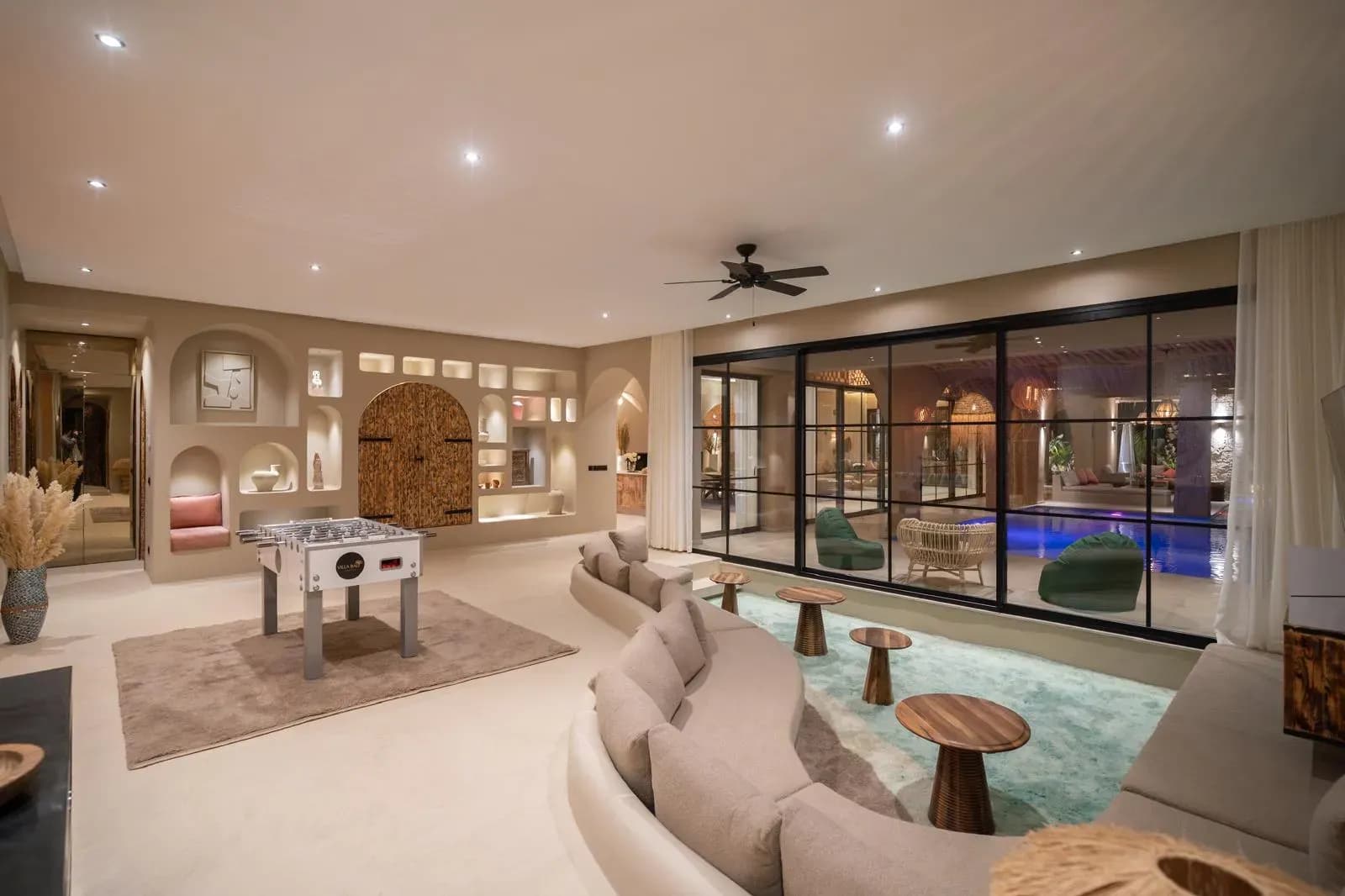Villa Z, espace détente avec baby-foot et baie vitrée sur la piscine
