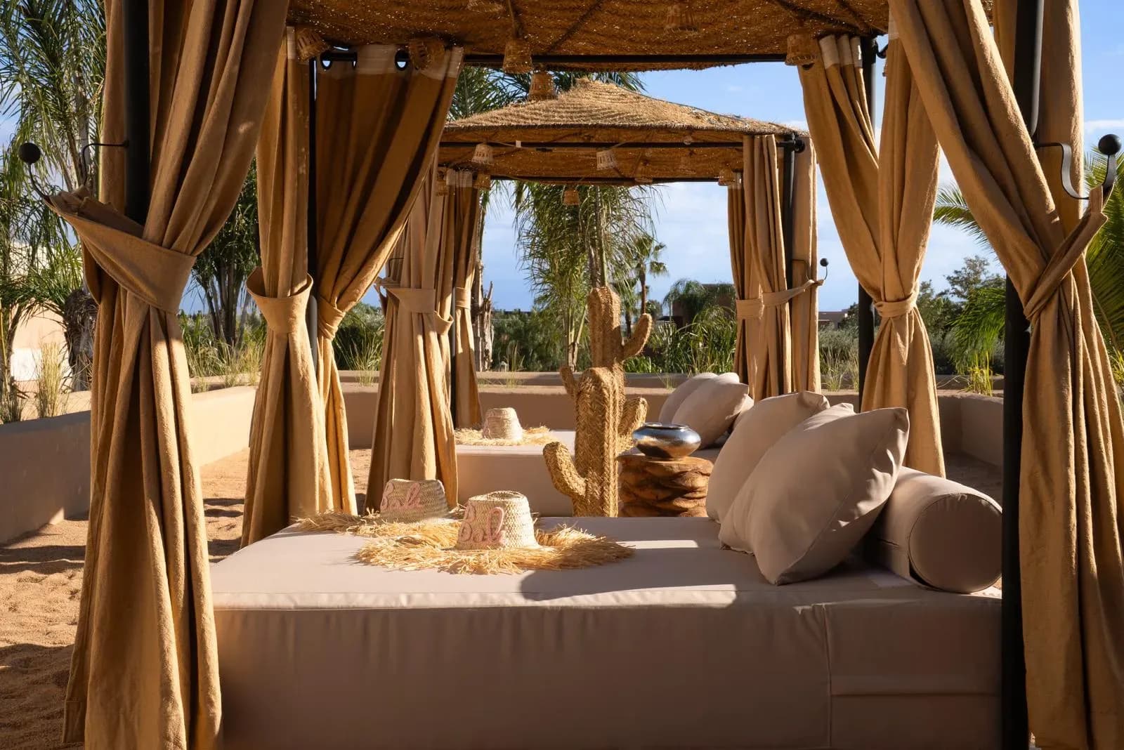 Villa Z, lit de jardin sous voilages entouré de cactus