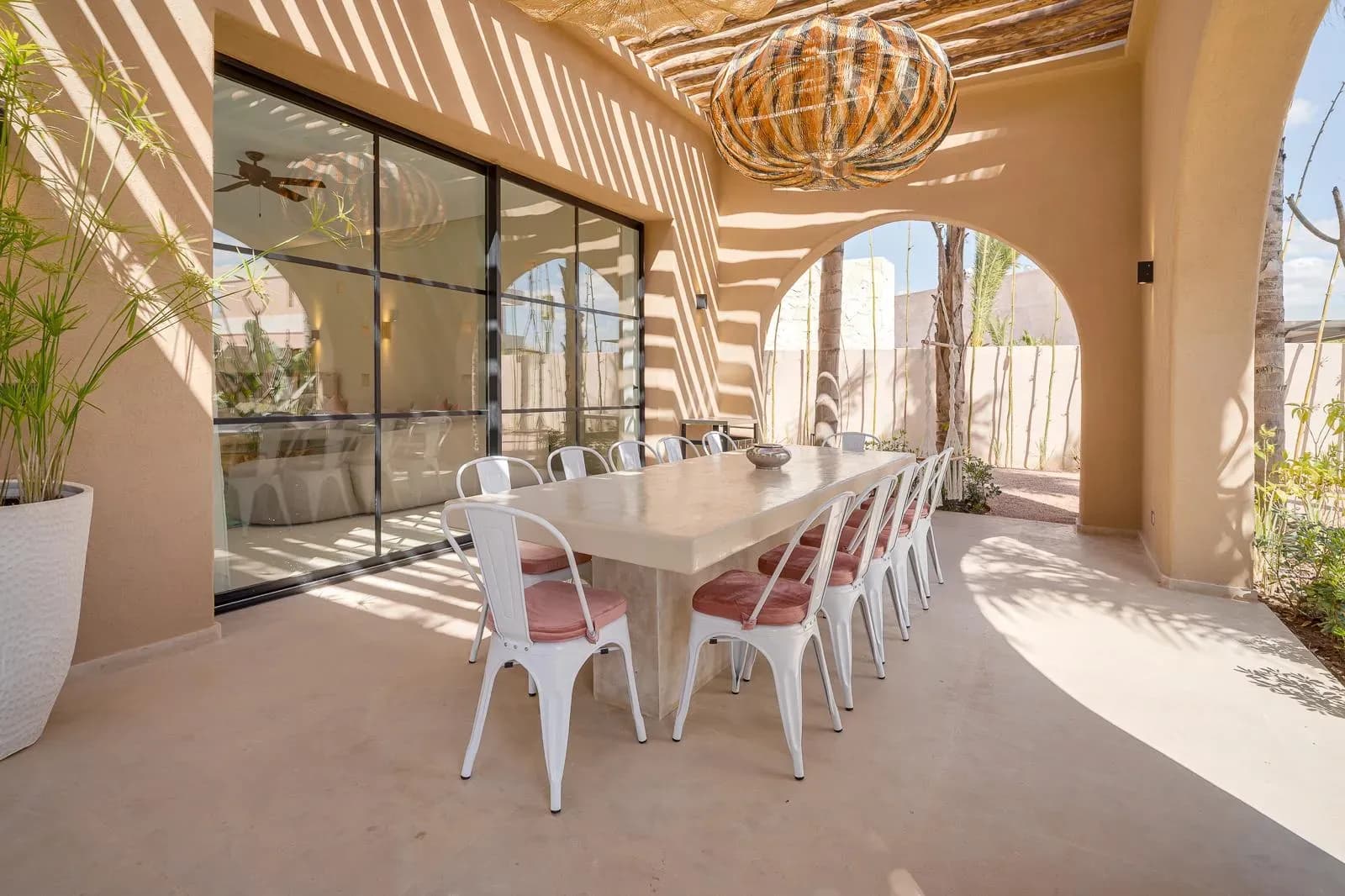 Villa Z, salle à manger sous arcades et pergola en canisses