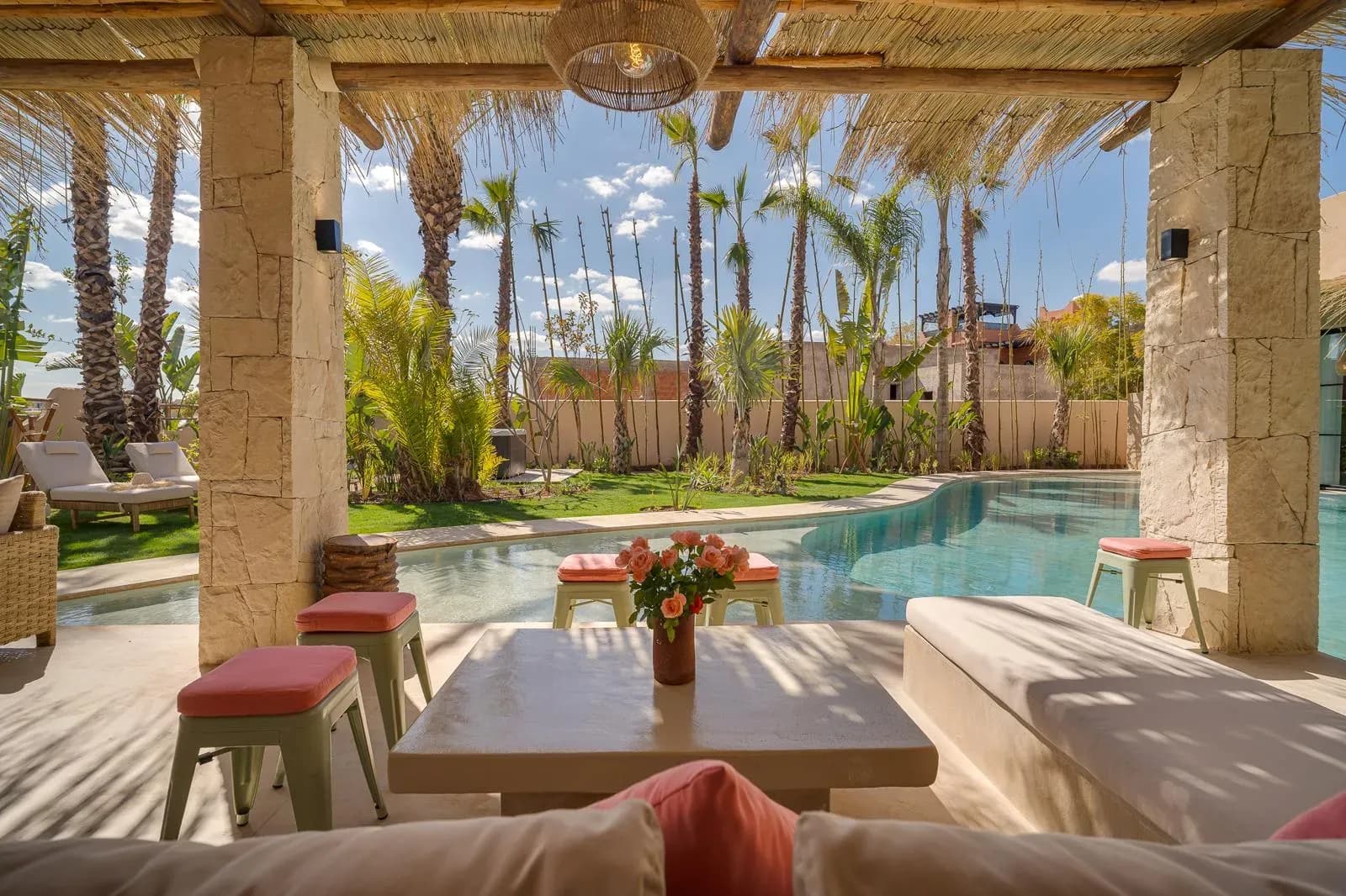 Villa Z, coin repas sous pergola face à la piscine et aux palmiers