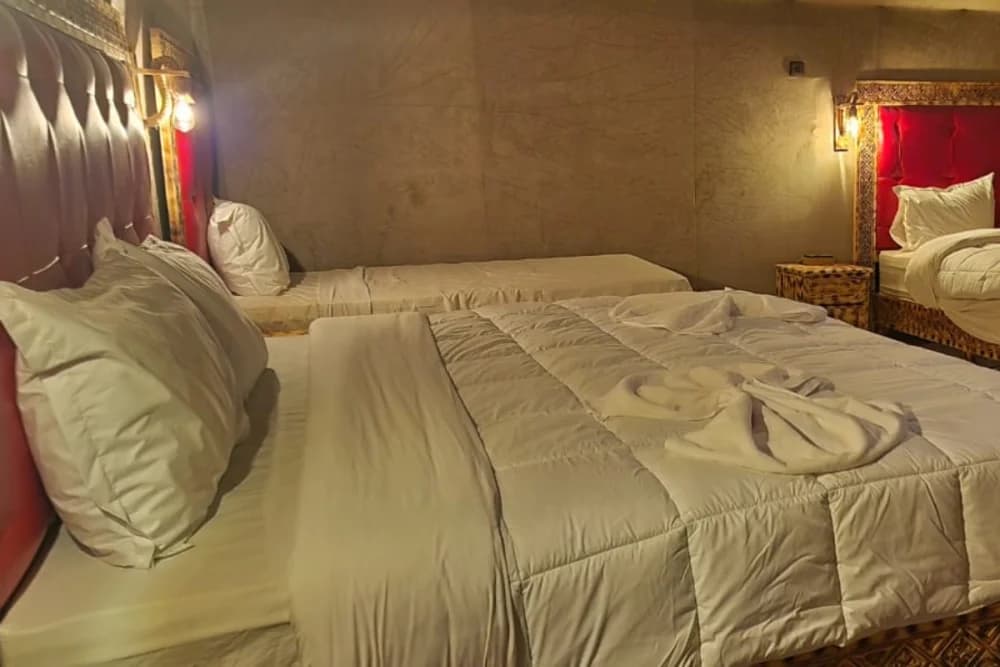 Bivac de Lujo en Merzouga – Paseo en Camello + Cena y Espectáculo + Baño Privado + Sandboard Gratis - 4