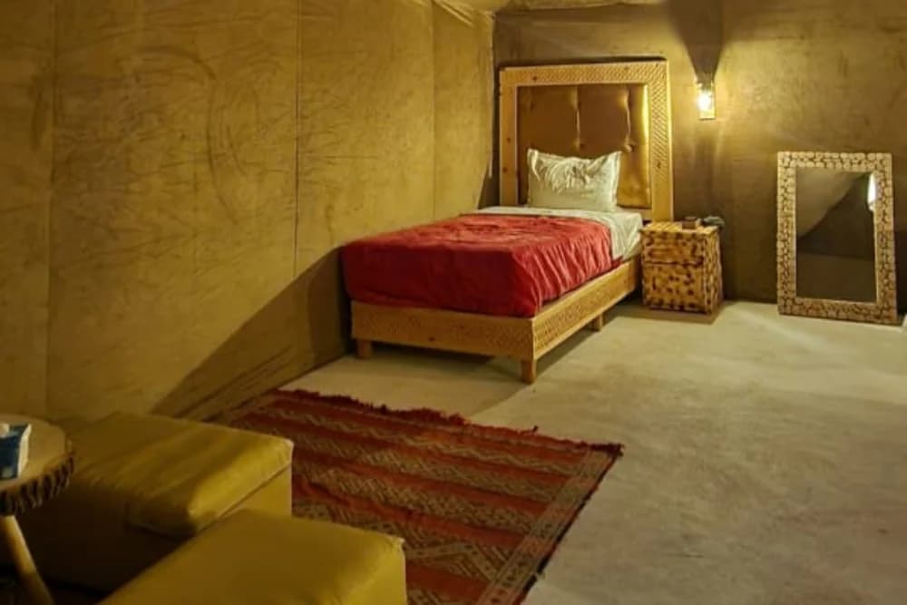 Bivac de Lujo en Merzouga – Paseo en Camello + Cena y Espectáculo + Baño Privado + Sandboard Gratis