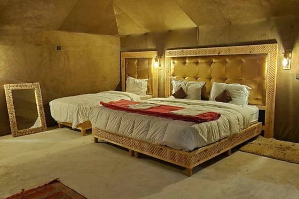 Merzouga Luxus-Biwak – Kamelritt + Abendessen & Show + Privates Badezimmer + Kostenloses Sandboarding