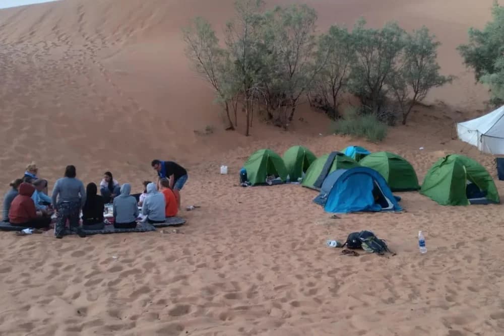 Merzouga Wild Bivouac (Max. 4 Personen) – 10h Kameltrekking + Guide + Lagerfeuer + Mahlzeiten + Kostenloses Sandboarding + 4x4-Unterstützung - 2