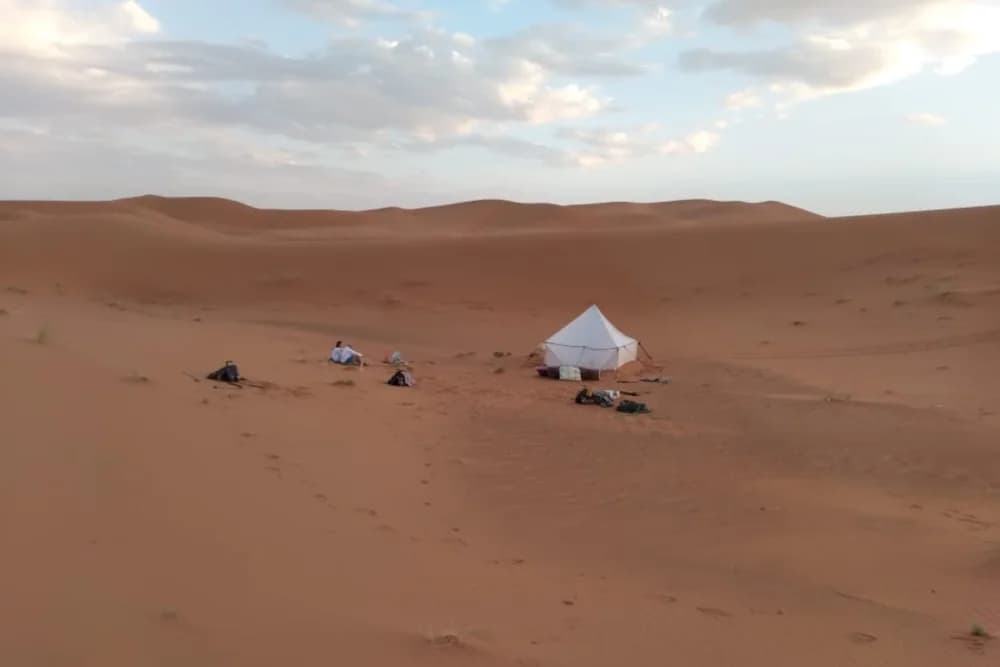 Merzouga Wild Bivouac (Max. 4 Personen) – 10h Kameltrekking + Guide + Lagerfeuer + Mahlzeiten + Kostenloses Sandboarding + 4x4-Unterstützung - 3