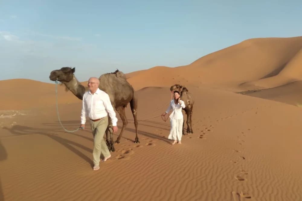 Merzouga Wild Bivouac (Max. 4 Personen) – 10h Kameltrekking + Guide + Lagerfeuer + Mahlzeiten + Kostenloses Sandboarding + 4x4-Unterstützung - 4