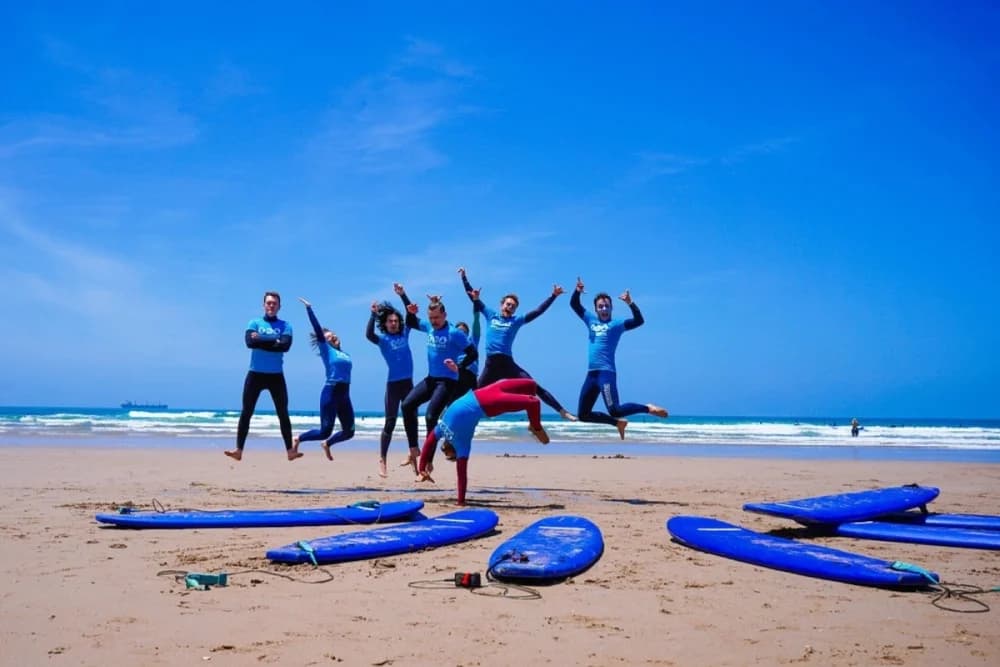 Taghazout 1-Wochen Gruppen-Retreat (6+ Personen) – 5 Tage Surfunterricht + 2 Yoga-Einheiten + Vollverpflegung + Unterkunft