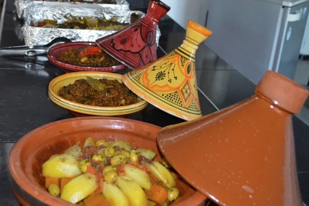 Retiro Grupal de 1 Semana en Taghazout (6+ Personas) – 5 Días de Clases de Surf + 2 Sesiones de Yoga + Comidas Completas + Alojamiento - 5