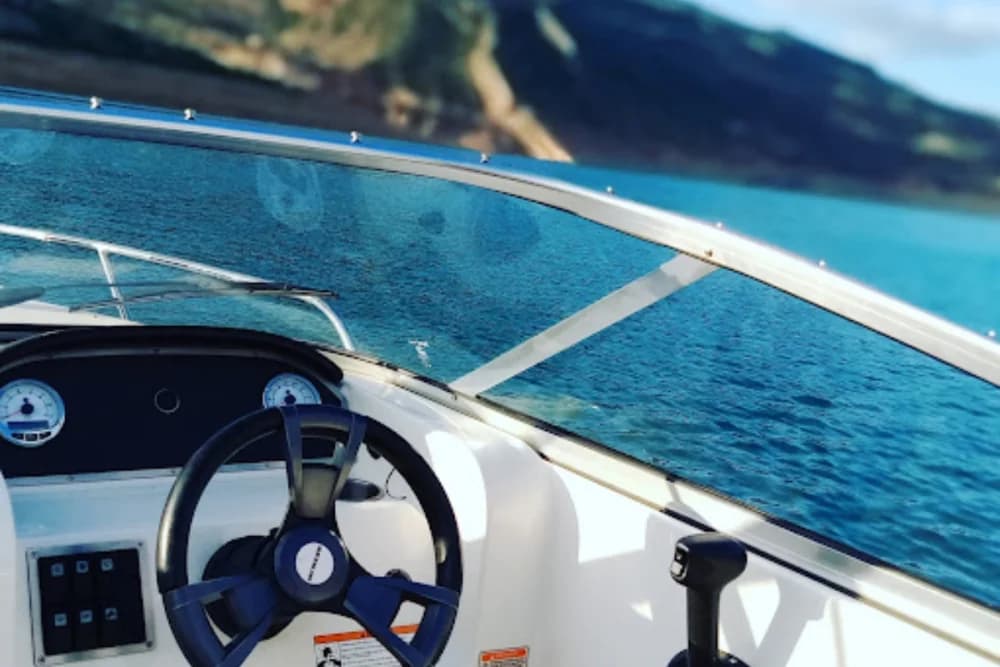 Paseo en Barco por Bin El Ouidane – 1 Hora (Hasta 12 Personas) + Música + Tajine a Bordo